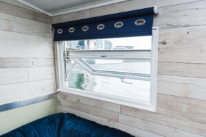 Fully reversible houseboat